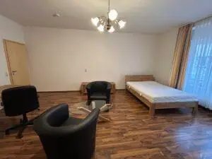 Zimmer mit großem Bett, Schrank, Schreibtisch